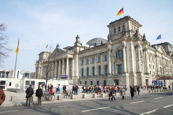 De reichstag gebouw de zetel van de Duitse parlament, Berlijn, Duitsland. — Stockfoto