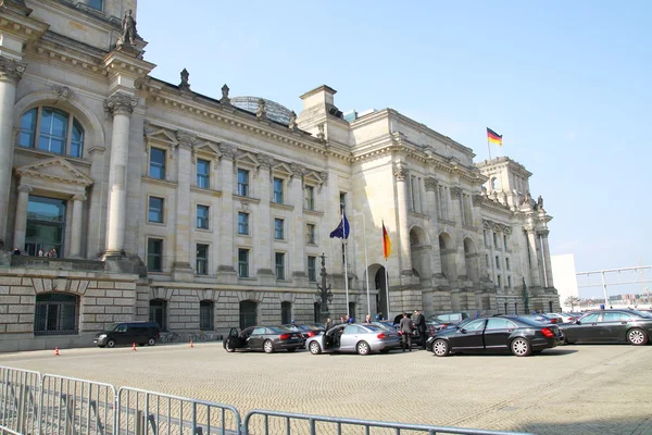 Reichstag byggnad placerar av den tyska parlament, berlin, Tyskland. — Stockfoto
