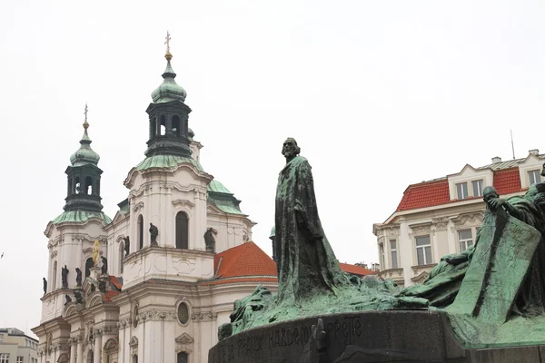 Monument à Jan Guss sur une zone à Prague — Photo