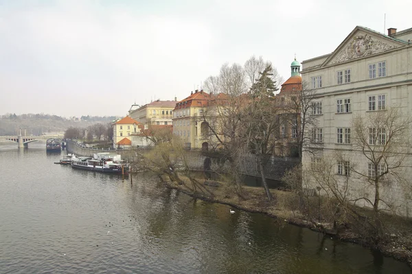 Rzeka vltava położony jest w centrum starej Pragi — Zdjęcie stockowe