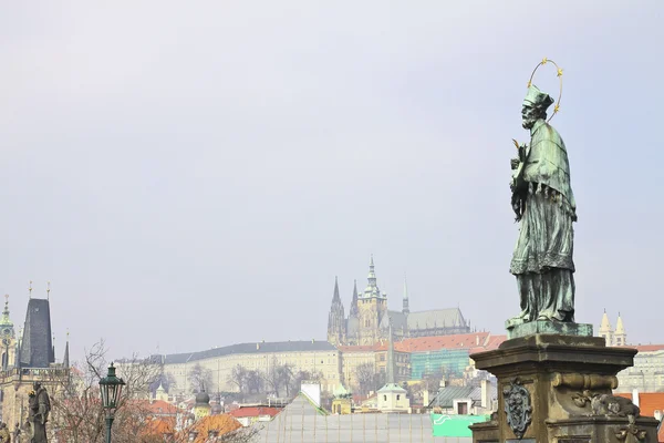 Eski Prag merkezinde karlov köprüdür — Stok fotoğraf