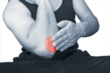 adam bir dirsek ağrısı ile