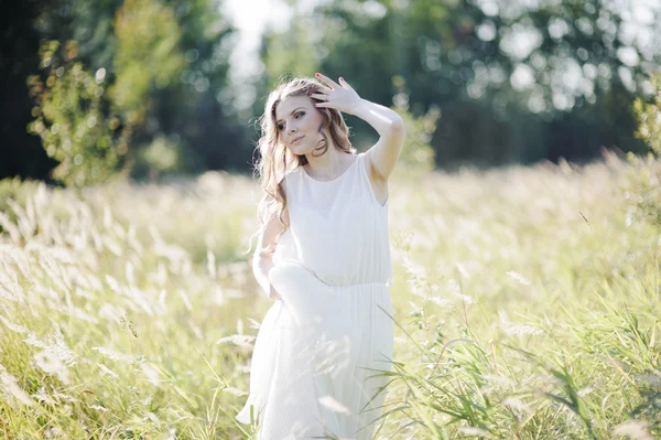 Girl in the high grass. — Stock Photo, Image