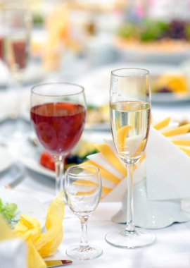 tatil tablo üzerinde gözlük.