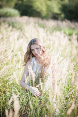 Kız yüksek çim.