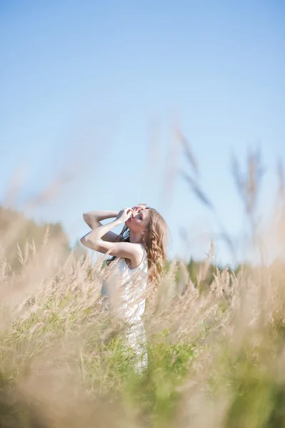 Fille dans l'herbe haute . — Photo