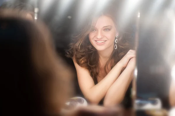 Beautiful brunette in dressing room. — Stock Photo, Image