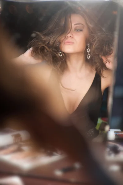 Beautiful brunette in dressing room. — Stock Photo, Image