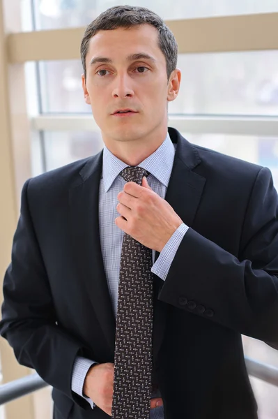 Manager korrigiert Krawatte — Stockfoto