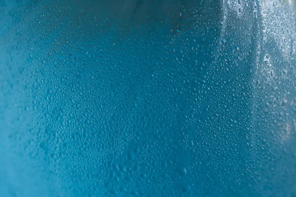 Pianto di acqua sulla superficie della bottiglia — Foto Stock