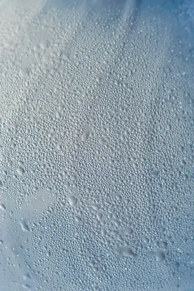 Llanto de agua en la superficie de la botella — Foto de Stock