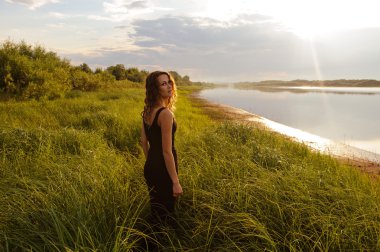 yüksek otların arasında güzel kız yürüyor