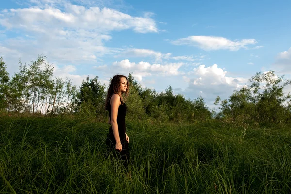 Belle fille marche dans l'herbe haute — Photo