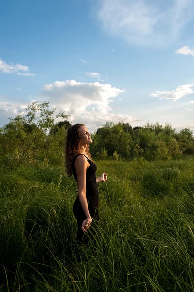 Belle fille marche dans l'herbe haute — Photo