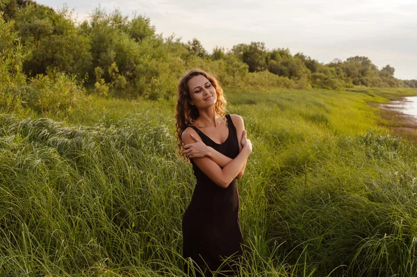 Beautiful girl walks in high grass — Stock Photo, Image