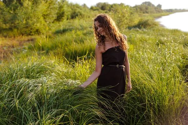 Belle fille marche dans l'herbe haute — Photo