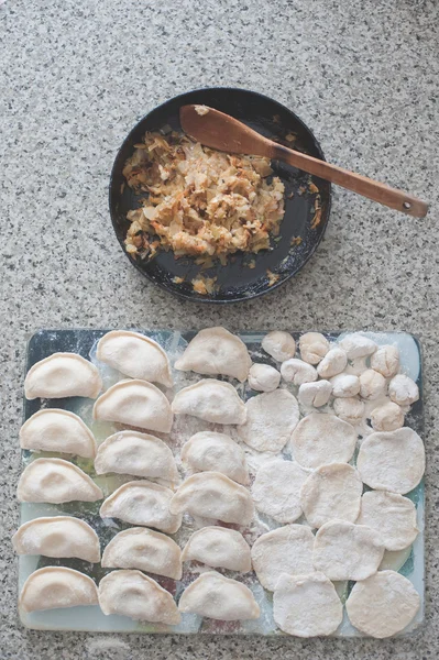 Raw dumplings and their stuffing — Stock Photo, Image