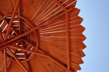 Ahşap plaj şemsiye arka plan. Alttan görüntülemek.