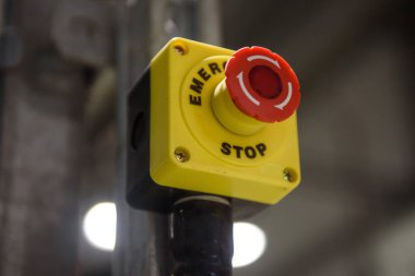 Kırmızı acil durdurma düğmesi.