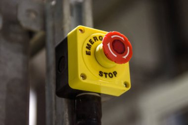 Kırmızı acil durdurma düğmesi.