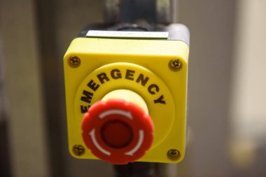 Kırmızı acil durdurma düğmesi.