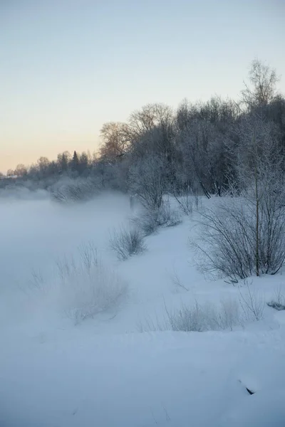 Βόρειο Παγωμένο Τοπίο Ομίχλη Υψώνεται Από Την Επιφάνεια Ενός Παγωμένου — Φωτογραφία Αρχείου