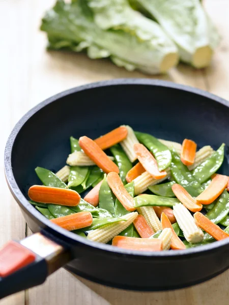 Remuer les légumes frits — Photo