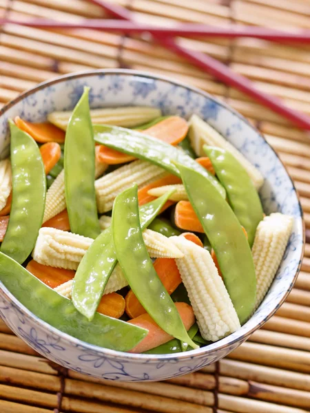 Mexer legumes fritos — Fotografia de Stock