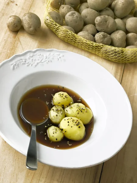 Pellkartoffeln in brauner Soße — Stockfoto