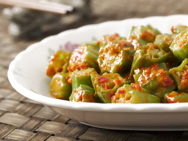 Okra i chili räkor pasta — Stockfoto