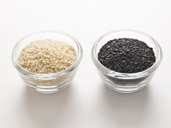 Семена белого и черного кунжута — стоковое фото
