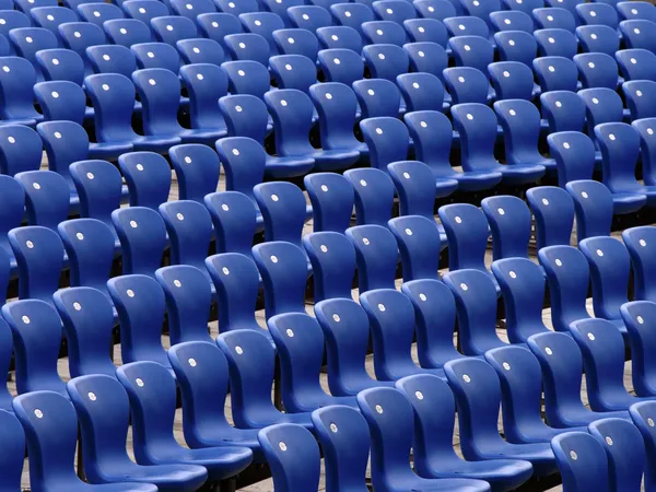 青のプラスチック椅子のパターン — ストック写真
