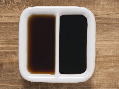 koyu ve hafif soya sosu