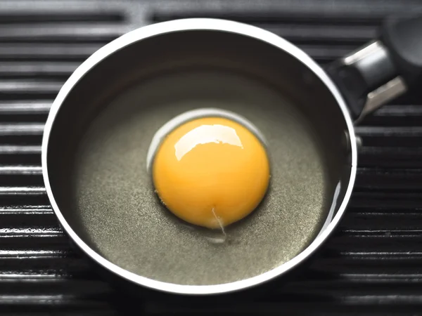Bir ızgara üzerinde yumurta kızartma — Stok fotoğraf
