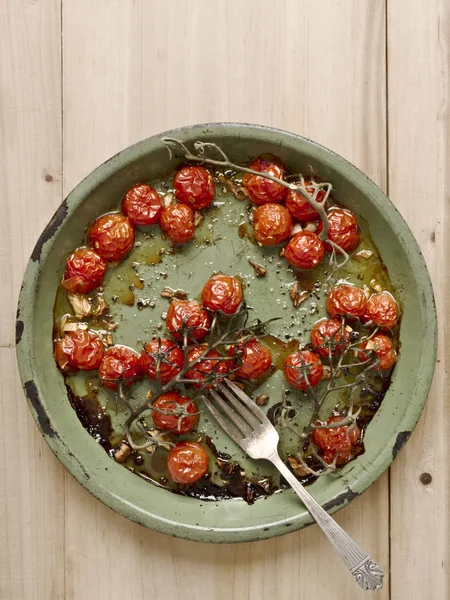 Kavrulmuş asma kırmızı kiraz domates — Stok fotoğraf