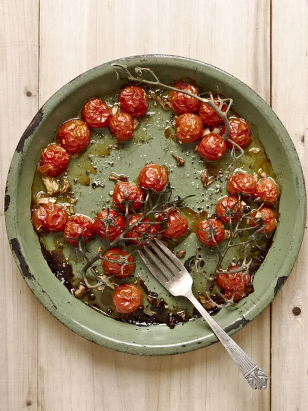 Geroosterde rode wijnstok cherry tomaten — Stockfoto
