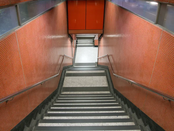 Moderner unterirdischer Fußgängerüberweg in der Stadt — Stockfoto