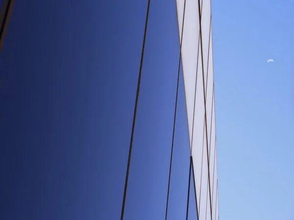 Giorno luna paesaggio urbano — Foto Stock