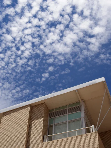 Modern bina mavi gökyüzü — Stok fotoğraf