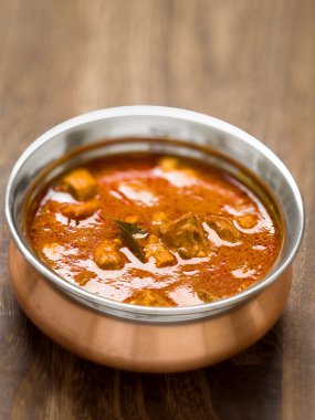 Baharatlı Hint kuzu köri