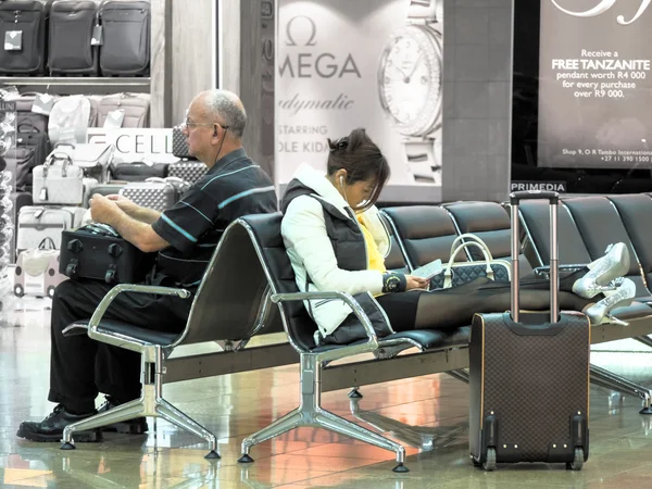 Viajeros cansados esperando en el aeropuerto —  Fotos de Stock