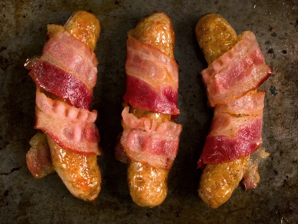 Bacon rústico embrulhado salsicha — Fotografia de Stock