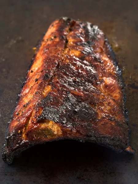 Rek van rustieke gebakken varkensvlees rib — Stockfoto