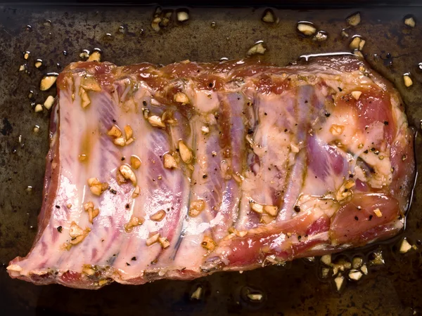 Rack de costela de porco marinado cru rústico — Fotografia de Stock