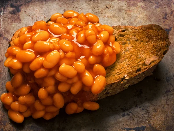 Comida británica rústica frijoles horneados en tostadas — Foto de Stock