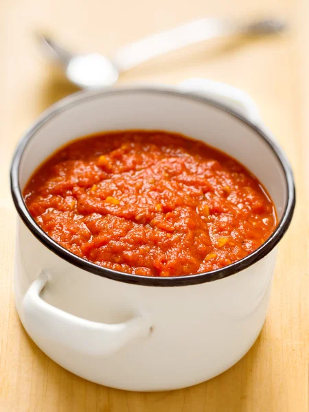 Zelfgemaakte Italiaanse tomatensaus — Stockfoto