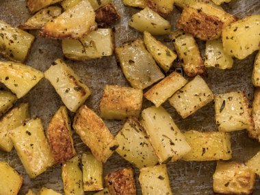 fırında patates bitki