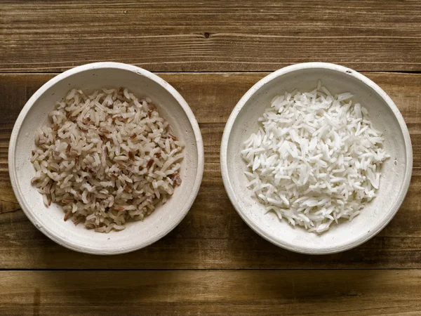Rustikal gekochter polierter und unpolierter Reis — Stockfoto