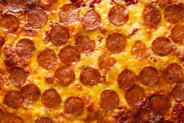 Pepperoni pizza arkaplanını kapatın.