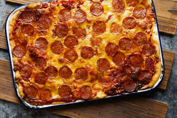 Close Van Detroit Stijl Pepperoni Pizza — Stockfoto